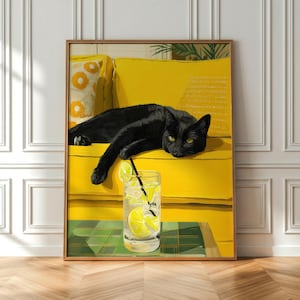 以下が含まれることがあります： 額縁に入ったプリントは、黄色のソファでくつろぐ黒猫を描いています。氷とレモンスライスが入ったレモネードのグラスが、緑と白のチェック柄のテーブルに置かれています。猫は黄色い目をしています。