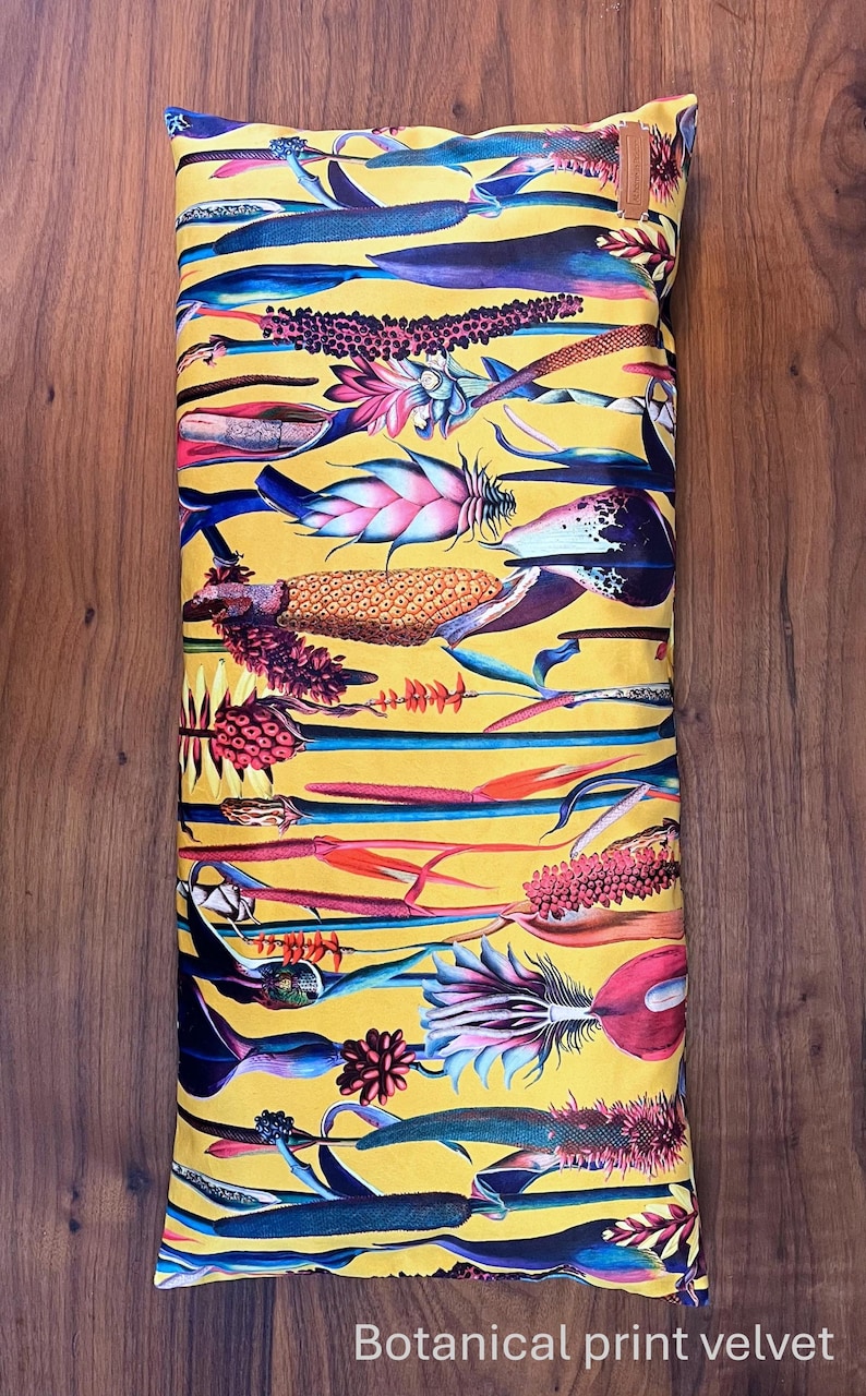 Cushion in botanical print velvet