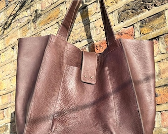 Oversized grote uniseks shopper van zacht en soepel chocoladebruin buffelleer dat kan worden gepersonaliseerd.