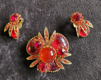 ZELDZAME jaren 1960 vintage sieradenset. Mooie rode en oranje strass designer broche met bijpassende clipoorbellen, hondentand cabochons