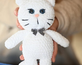 Kleine schattige amigurumi kat. Gemaakt van hypoallergeen garen. Klaar voor knuffels!