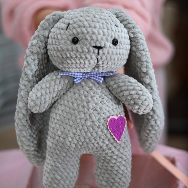 Lapin amigurumi fait main. Fabriqué à partir de fil gris hypoallergénique. Lapin de Pâques