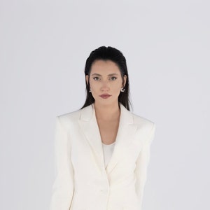 Ivory Women&#39;s Single Breasted Blazer - Elegant and Timeless Jacket for Stylish Formal Attire
