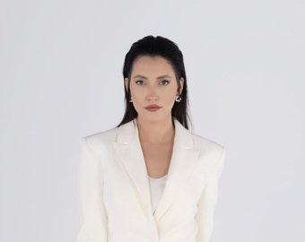 Women's Single Breasted Blazer - Elegant and Timeless Jacket for Stylish Formal Attire
