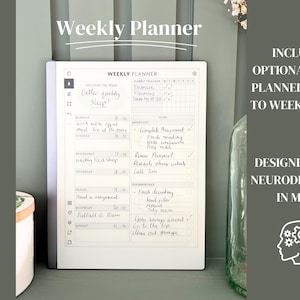 Puede incluir: Un planificador semanal blanco con marco negro, que presenta un horario escrito a mano para la semana. El planificador incluye un seguimiento diario para el ejercicio, las vitaminas y el sueño. El texto "INCLUDES OPTIONAL DAILY PLANNER LINKED TO WEEKLY VIEW" y "DESIGNED WITH NEURODIVERSITY IN MIND" se muestra en el lado derecho de la imagen.