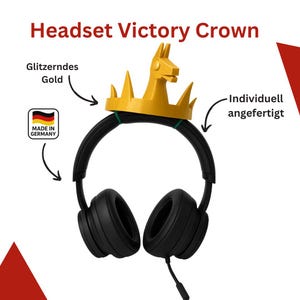 Può includere: Cuffie nere over-ear con un accessorio a forma di corona color oro. La corona ha un design a forma di lama ed è attaccata alle cuffie. Il testo "Headset Victory Crown" è in alto.