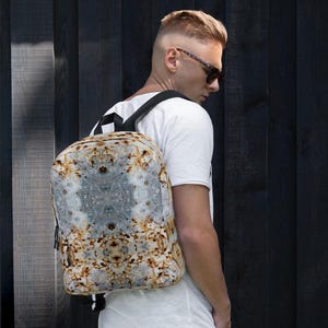Sac à dos unique imprimé aux tons ocre à partir de la technique du tissu enterré
