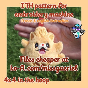 Peut inclure: Une peluche orange clair avec des détails brodés, présentée sur un fond vert. L'image contient du texte : "ITH pattern for embroidery machine", "French & English instruction", "Files cheaper at ko-fi.com/missgaeriel", et "4x4 in the hoop".