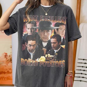 Puede incluir: Un juego de tres tazas de cerámica con un acabado mate moteado. Las tazas son de color crema, gris claro y gris oscuro. Cada taza tiene un diseño simple y minimalista y un asa redondeada.