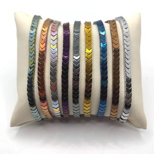 Hämatit-Pfeil-Armband aus Metall, dehnbar, geometrisches, handgefertigtes Chevron-Schmuckstück, mehrfarbig, stapelbar, Unisex, Geschenk für ihn.