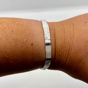Japanskt myuki Tila pärlarmband stretchigt elastiskt platt fyrkantigt kakel, vitt med silver, stapelbart, geometrisk design, ljussmycke, present