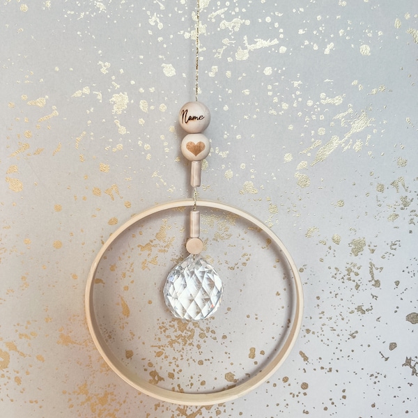 Personalisierter Herz Suncatcher / Sonnenfänger mit Keramikperle in beige - Geschenkidee zur Geburt, Taufe, Geburtstag