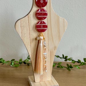 BTS アリランツアー J-HOPE バッグチャーム | ノリゲクリームタッセル | シュリンクプラスチック、シュリンキーディンク、グリッター、樹脂、虹色ビーズ