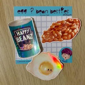 Egg & Bean Besties - Juego de calcomanías holográficas laminadas de vinilo con frijoles horneados y huevo frito / Bujo Journal, álbum de recortes, planificador, computadora portátil, tarjeta, botella de agua