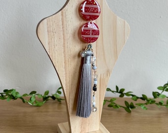 Bijou de sac RM Namjoon Arirang BTS | Accessoire vestimentaire Norigae à pampilles grises | Plastique rétractable, Shrinky Dink, Paillettes, Perles irisées