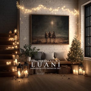 Könnte beinhalten: Gemütliches Interieur mit einem großen gerahmten Kunstwerk, das drei Figuren auf Kamelen zeigt, beleuchtet von einem hellen Stern. Der Raum verfügt über einen kleinen Weihnachtsbaum, Kerzen und Lichterketten, die eine warme Atmosphäre schaffen. Der Text "DIGITAL ART BY LUANI" ist sichtbar.
