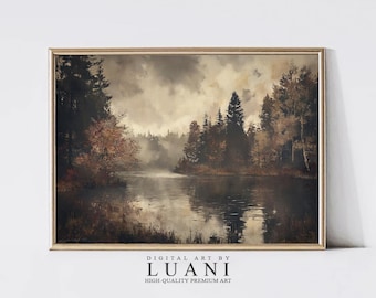 Puede incluir: Una impresión de arte digital de una escena de bosque brumoso con un lago en primer plano. Los árboles son de color verde oscuro y marrón, y el agua es de un azul tranquilo y reflectante. El cielo es de un gris suave y apagado con nubes tenues. La impresión está enmarcada en un marco de madera claro y sencillo.