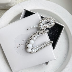 Broche de cuentas con inicial E: regalo personalizado, prendedor con monograma de cristal hecho a mano, joyería con nombre personalizado, elegante broche de cuentas blancas.