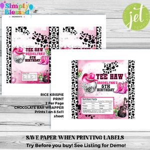 Op de afbeelding: Printbare labels voor een 5e verjaardagsfeest met een cowgirl-thema. De labels hebben een roze en zwarte koe-print achtergrond met een zilveren discobal, roze cowboylaarzen, een roze cowboyhoed en een gitaar. De tekst op het label luidt "Yee Haw Brooklyn's 5th Birthday".