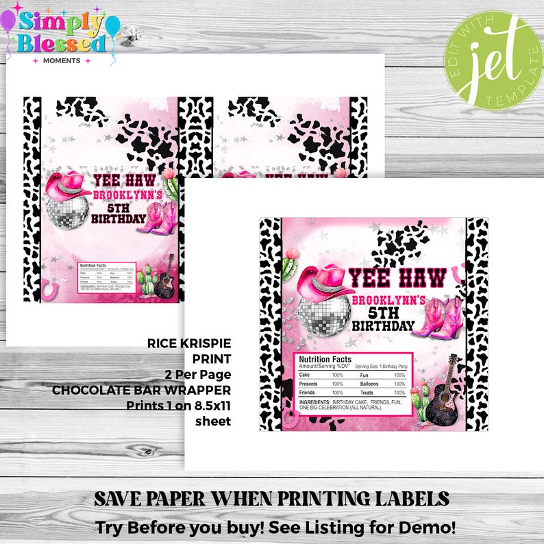 Op de afbeelding: Printbare labels voor een 5e verjaardagsfeest met een cowgirl-thema. De labels hebben een roze en zwarte koe-print achtergrond met een zilveren discobal, roze cowboylaarzen, een roze cowboyhoed en een gitaar. De tekst op het label luidt "Yee Haw Brooklyn's 5th Birthday".