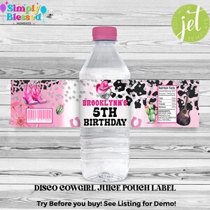 Op de afbeelding: Roze en zwarte cowgirl-thema waterfleslabel met een roze cowboyhoed, laarzen en een cactus. Het label zegt "Brooklyn's 5th Birthday" en "Disco Cowgirl Juice Pouch Label".