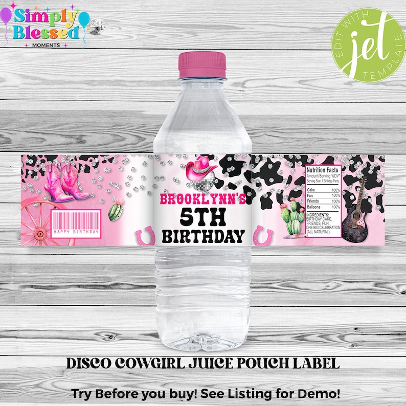 Op de afbeelding: Roze en zwarte cowgirl-thema waterfleslabel met een roze cowboyhoed, laarzen en een cactus. Het label zegt "Brooklyn's 5th Birthday" en "Disco Cowgirl Juice Pouch Label".