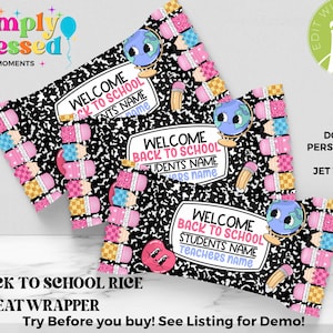 Può includere: Confezioni di riso per dolcetti per il ritorno a scuola con un design a carta da quaderno in bianco e nero. Ogni confezione presenta un messaggio di benvenuto, un mappamondo e illustrazioni di matite. Le confezioni sono decorate con accenti rosa, blu e gialli.