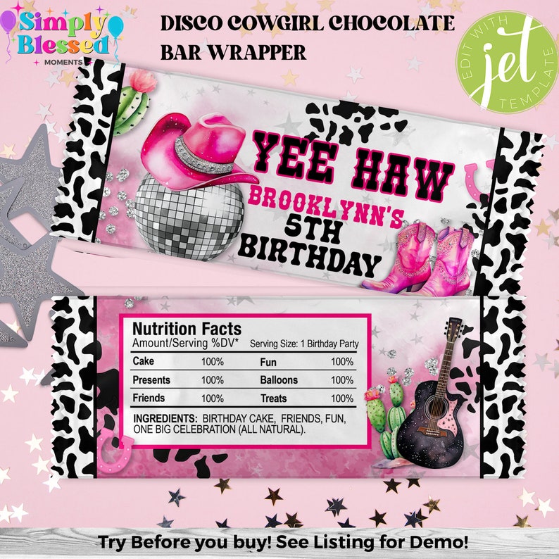 Op de afbeelding: Een roze en zwarte chocoladebar-verpakking met een koe-printontwerp. De verpakking heeft een discobal, een cowboyhoed en een gitaar. De tekst op de verpakking luidt "Yee Haw" en "Brooklyn's 5th Birthday".