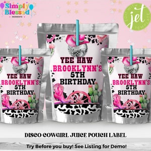 Op de afbeelding: Drie zilveren sapzakjes met etiketten met een cowgirl-thema. De etiketten zijn wit met zwart-witte koe-print, roze en zwarte cowboyhoeden, een roze discobal, roze cowboylaarzen, een cactus en een wagenwiel. De tekst op de etiketten luidt "Yee Haw Brooklynn's 5th Birthday".