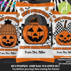 Op de afbeelding: Een set van drie printbare chipzakverpakkingen met een pompoen met verschillende Halloween-accessoires. De tekst op de verpakkingen luidt "Hey Pumpkin" en "Happy Halloween".