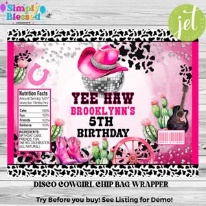Op de afbeelding: Roze en zwarte chipzakverpakking met een koe-print achtergrond. De tekst "Yee Haw Brooklynn's 5th Birthday" staat op een roze banner. Er is een discobal, een cowboyhoed en een paar cowboylaarzen op de verpakking.