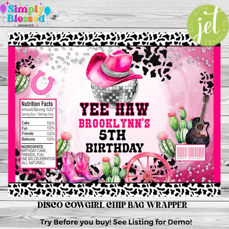 Op de afbeelding: Roze en zwarte chipzakverpakking met een koe-print achtergrond. De tekst "Yee Haw Brooklynn's 5th Birthday" staat op een roze banner. Er is een discobal, een cowboyhoed en een paar cowboylaarzen op de verpakking.