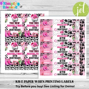 Op de afbeelding: Roze en zwarte koe-print waterfleslabels met de tekst "Yee Haw Brooklyn's 5th Birthday" en een roze cowboyhoed met een zilveren discobal. De labels zijn ontworpen voor een 5e verjaardagsfeestje voor een meisje.