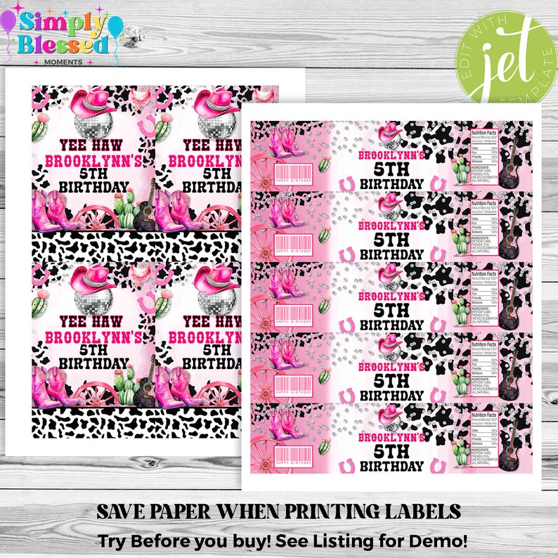 Op de afbeelding: Roze en zwarte koe-print waterfleslabels met de tekst "Yee Haw Brooklyn's 5th Birthday" en een roze cowboyhoed met een zilveren discobal. De labels zijn ontworpen voor een 5e verjaardagsfeestje voor een meisje.