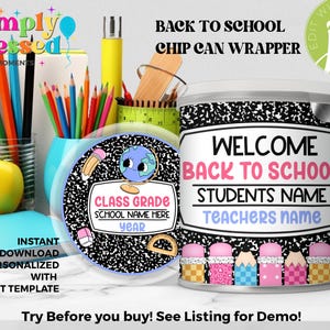 Può includere: Un involucro per patatine per il ritorno a scuola con un design a quaderno. L'involucro presenta il testo "Benvenuti a scuola" e spazio per i nomi degli studenti e degli insegnanti. È inclusa anche un'etichetta rotonda abbinata.