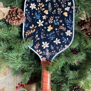 Personalized Pickleball Paddle with Black Floral Design, Perfect Pickleball Gift for Her, Ladies Boho Style Carbon Fiber Pickleball Racket Bild 2