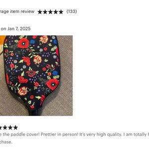 Pu&ograve; includere: Una cover per racchetta nera con un motivo floreale con fiori rossi, bianchi e blu. La cover &egrave; realizzata in un materiale morbido e resistente ed &egrave; progettata per proteggere la tua racchetta da graffi e danni.