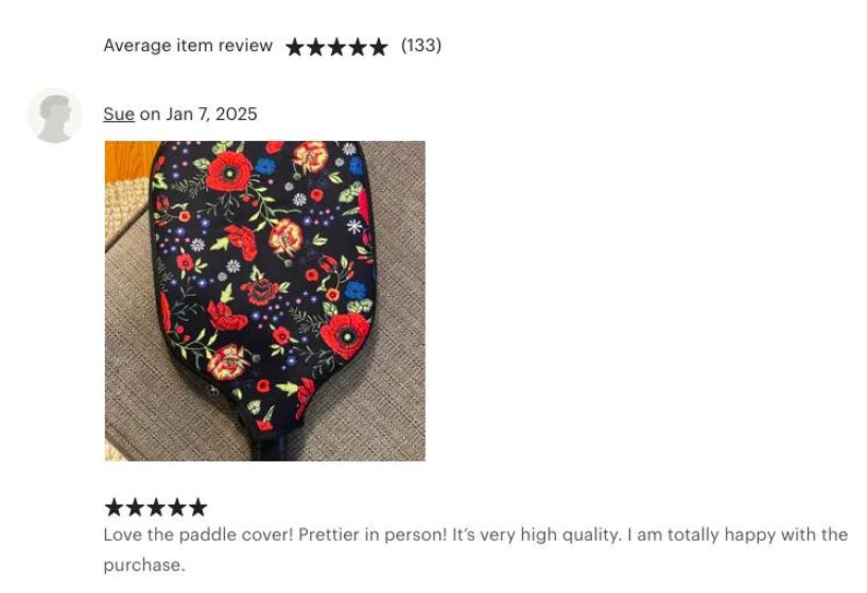 Pu&ograve; includere: Una cover per racchetta nera con un motivo floreale con fiori rossi, bianchi e blu. La cover &egrave; realizzata in un materiale morbido e resistente ed &egrave; progettata per proteggere la tua racchetta da graffi e danni.