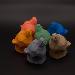 Könnte beinhalten: Sechs geometrische Bärenfiguren in verschiedenen Farben, darunter Orange, Rot, Grün, Blau, Grau und Braun. Die Bären sind in einem Kreis auf einem schwarzen Hintergrund angeordnet.