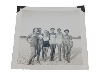 Gruppe hübscher Frauen posiert am Panama Beach 1952 Badeanzüge Mode Florida