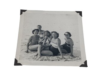 Vintage 1951 Photographe Groupe de femmes assises sur la plage de Panama en Floride en train de rire