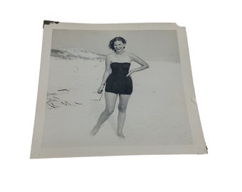 Hübsche Frau im Badeanzug 1951 in Panama Beach Florida 1950er Jahre