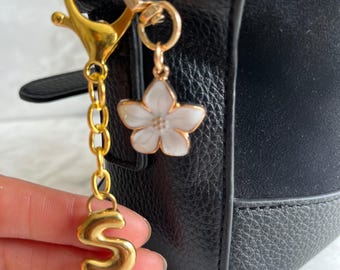 Llavero con letra burbuja, adorno para bolso con flor, colgante moderno para teléfono, llavero personalizado para bolso con inicial, idea de regalo, accesorio para bolso.