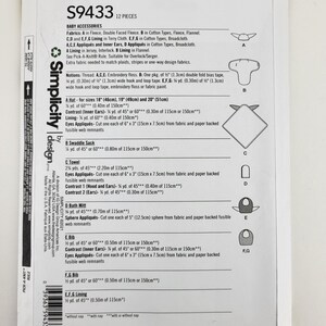 K&ouml;nnte beinhalten: Simplicity S9433 Baby-Zubeh&ouml;r-Schnittmuster. Enth&auml;lt Anleitungen f&uuml;r einen Hut, einen Wickelsack, ein Handtuch, einen Bademitt und L&auml;tzchen. Stoffanforderungen sind in cm und Metern angegeben.