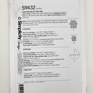K&ouml;nnte beinhalten: Ein Simplicity-Schnittmusterpaket mit Anleitungen f&uuml;r einen Pl&uuml;sch-Grogu und einen weichen Space Pram. Das Paket enth&auml;lt Stoffanforderungen, Zubeh&ouml;r und Diagramme f&uuml;r die Erstellung der Projekte. Das Design ist nur f&uuml;r den Hausgebrauch bestimmt.