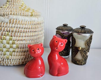 Set vintage di saliera e pepiera, con motivo di gatto rosso, design retrò rosso, gattini anni '70.