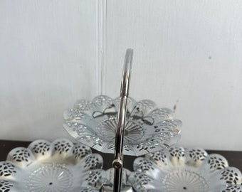 Vintage Three Tier Folding Cake Stand Filigree Metal Carrying Plate Tiered Cookie Candy Platter Cupcake Tray Dessert Display Wedding Decor