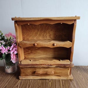 Vintage wandkast, keukenkast, vitrinekast, verweerde boerderijinrichting, kruidenkast, Europese inrichting, rustiek hout.