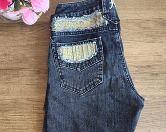 Jeansy vintage Y2k z rozszerzanymi nogawkami, długie, szerokie spodnie jeansowe dla kobiet w kolorze niebieskim, ozdobione kryształkami na kieszeniach.