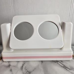Heller Vintage-Schminkspiegel von Beautique. Toilettenspiegel, toller Schminkspiegel aus Kunststoff, Schublade, weiß und rosa, Bürospiegel.